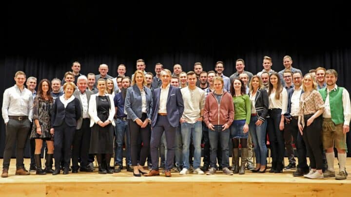 ueber_uns_chronik_2014_8_elektro_kremsmair_mitarbeiter_feier_1920x1080