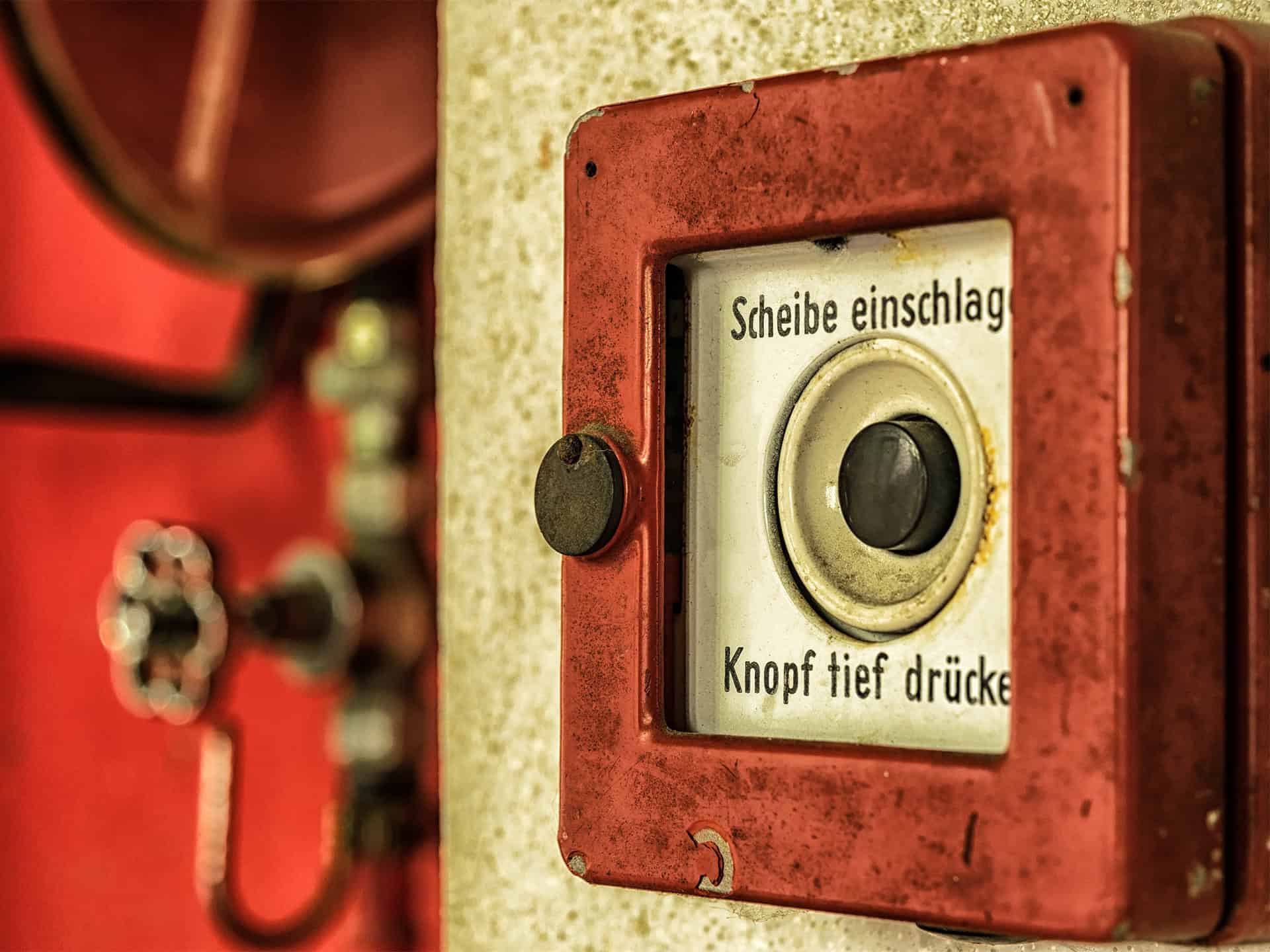 Brandmeldeanlage Druckknopfmelder alt