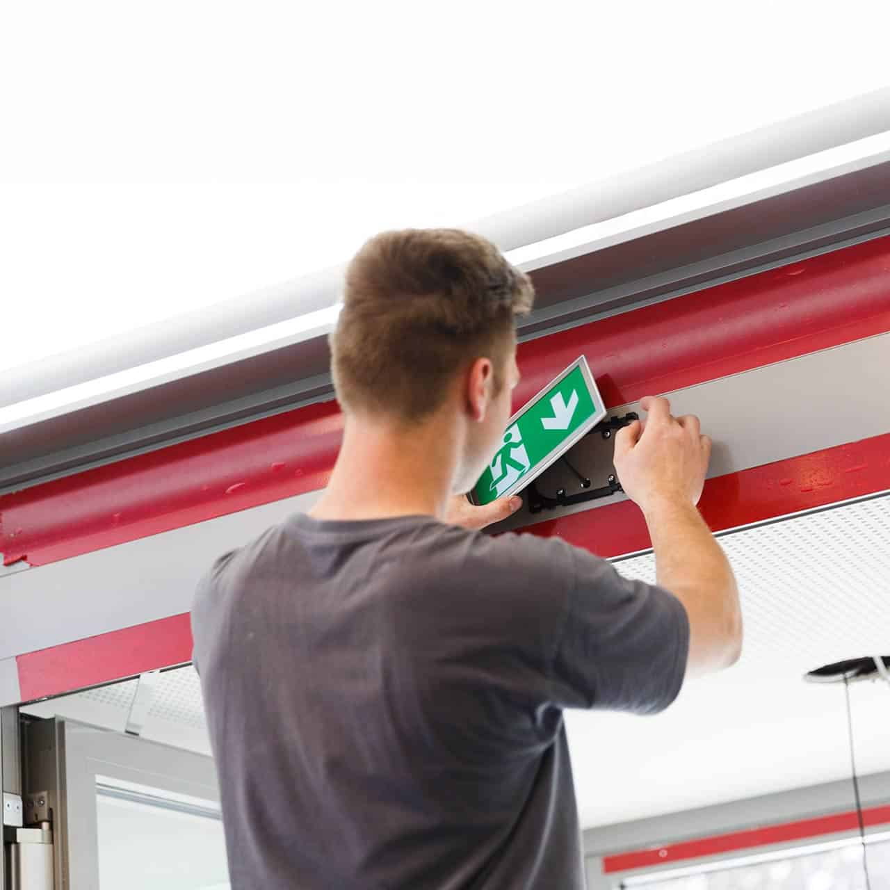 Montage Hinweisschild für Notbeleuchtungen